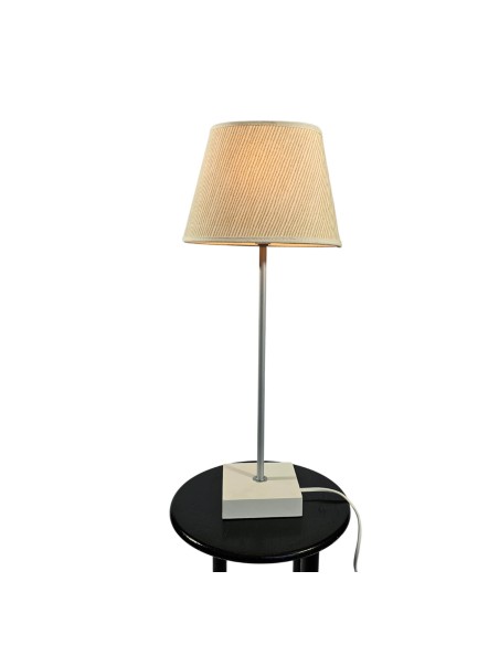 Elegancka lampa stołowa z prążkowym abażurem